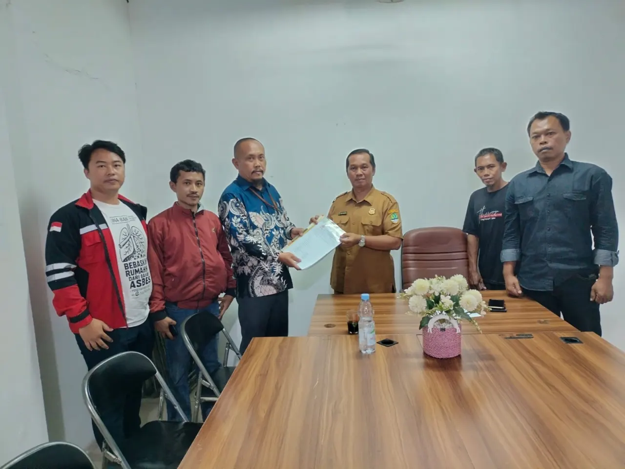Belasan mantan pekerja industri pengolahan bahan baku asbes melaporkan dugaan Penyakit Akibat Kerja (PAK) kepada UPTD Pengawasan Ketenagakerjaan Wilayah II Karawang, Senin (28/9/2026).