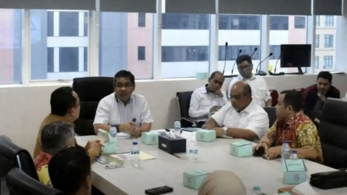 Bupati Sujiwo melakukan kunjungan kerja ke Kementerian Pekerjaan Umum di Jakarta, bersama Sekretaris Daerah Yusran Anizam, kepala perangkat daerah terkait, serta sejumlah anggota DPRD. Sujiwo melakukan koordinasi dengan Plt. Direktur Jenderal Prasarana Strategis Kementerian Pekerjaan Umum Kuswara. Koordinasi terkait persiapan pembangunan pasar induk dan stadion olahraga Kubu Raya yang direncanakan mulai dibangun tahun depan, Kamis (1/10/2026)