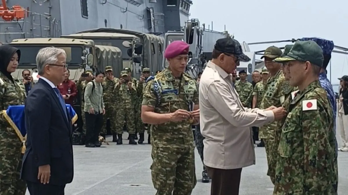 Menteri Pertahanan RI Sjafrie Sjamsoeddin menganugerahkan Satyalancana Dharma Samudera kepada perwakilan dari 361 personel Japan Maritime Self-Defense Force (JMSDF) atas dukungan dalam penanganan kebakaran hutan dan lahan (karhutla) di Pelabuhan Internasional Kijing, Kabupaten Mempawah, Kalimantan Barat, Rabu (30/9/2026).