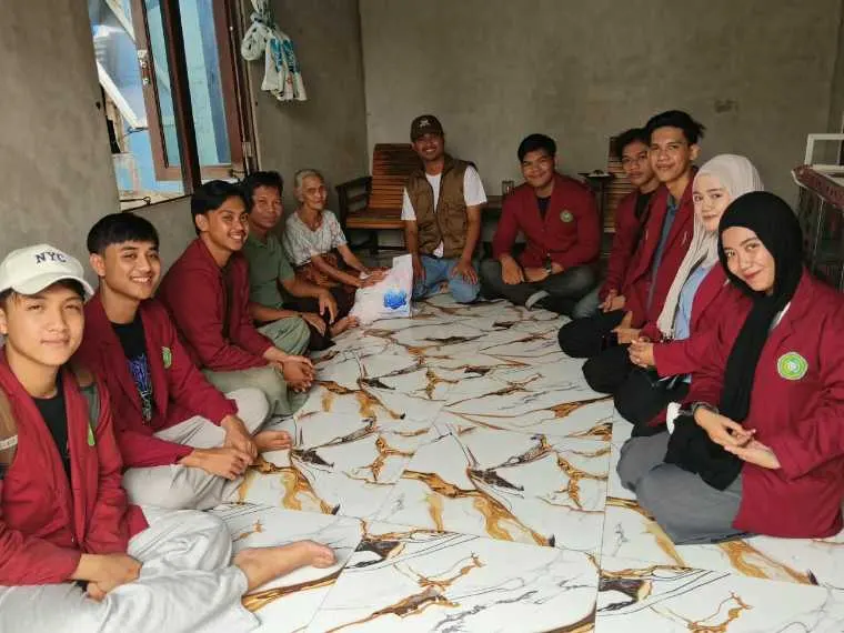 Muhammadiyah Kubu Raya Bagikan Sembako untuk Warga.