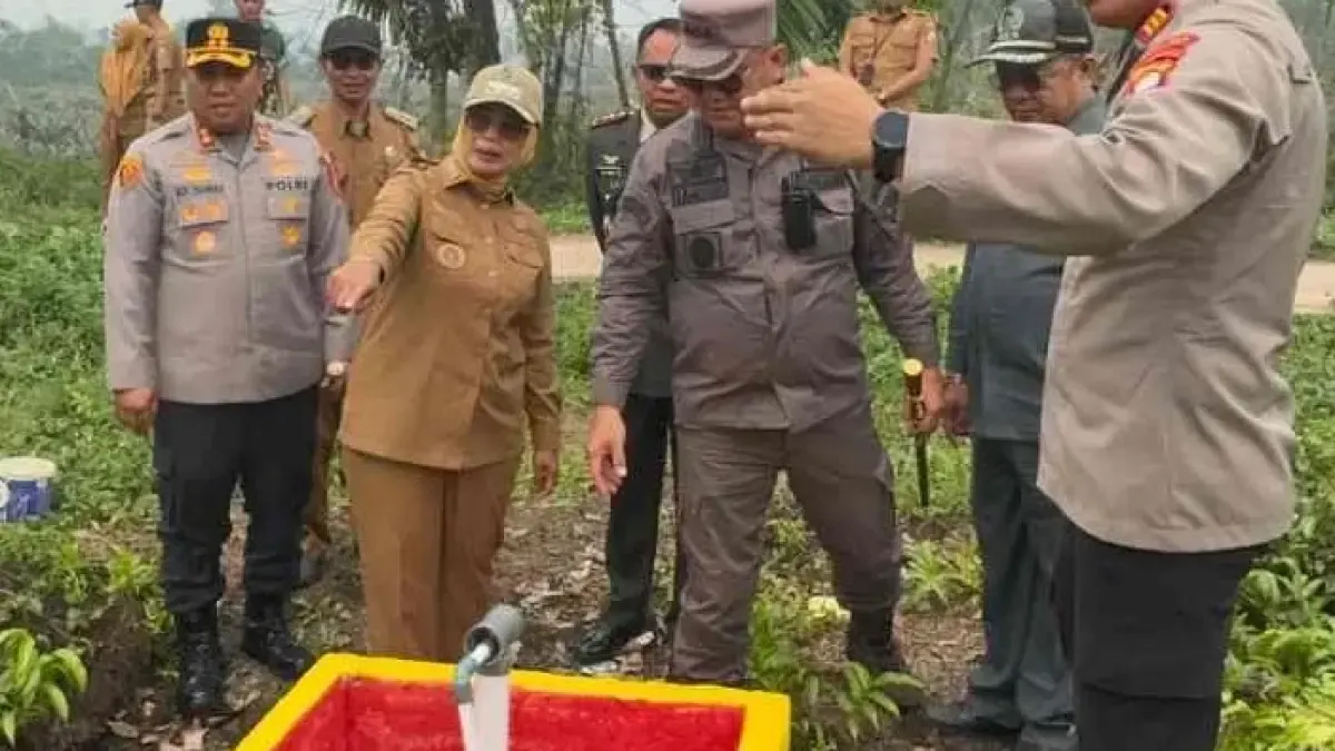 Bupati Mempawah, Erlina bersama Forkopimda meninjau sumur bor di Desa Sungai Rasau.