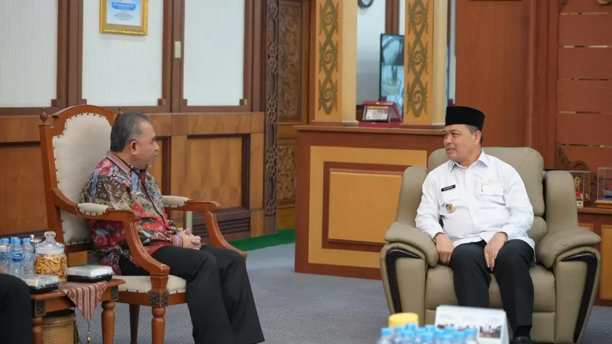 Gubernur Kalbar Ria Norsan saat berbincang dengan Kepala Kantor Wilayah Agraria dan Tata Ruang/Badan Pertanahan Nasional (ATR/BPN) Kalimantan Barat yang baru, Nurhadi Putra.