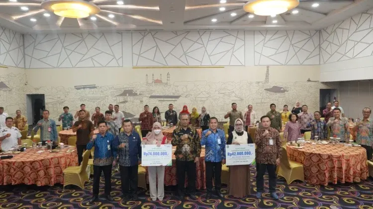 BPJS Ketenagakerjaan bersama pemerintah daerah menyerahkan santunan Jaminan Kematian sebesar Rp74 juta kepada ahli waris almarhum Ramli dan Rp42 juta kepada Febriyanti, ahli waris almarhum Akhmad Abdul Yasin, di Kantor Desa Sungai Raya Dalam, Kecamatan Sungai Raya, Kabupaten Kubu Raya, Kamis, 8 Oktober 2026. Penyerahan santunan ini merupakan bagian dari upaya memperluas perlindungan jaminan sosial ketenagakerjaan bagi pekerja desa di Kalimantan Barat.