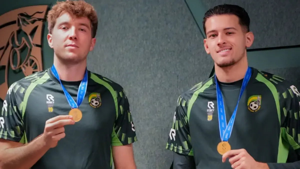 Ole Romeny dan Justin Hubner menunjukkan medali emas yang mereka raih setelah membawa Timnas Indonesia menjuarai FIFA ASEAN Cup 2026.