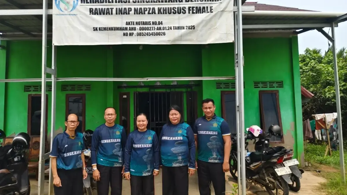 Penyuluh Agama Kristen memberikan pembinaan rohani kepada peserta rehabilitasi narkoba khusus perempuan di Singkawang Utara.