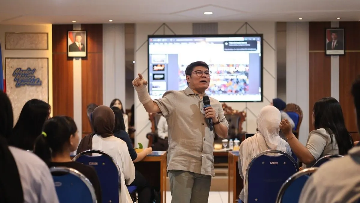 Direktur Utama Lembaga Kantor Berita Nasional (LKBN) ANTARA Benny Siga Butarbutar saat menjadi pembicara pada kegiatan Perhimpunan Hubungan Masyarakat Indonesia (Perhumas) Goes to Campus bertajuk Turning Chaos Into Clarity: Seni Berkomunikasi Saat Krisis Melanda Organisasi di Universitas Dr. Soetomo Surabaya, Senin (12/10/2026).