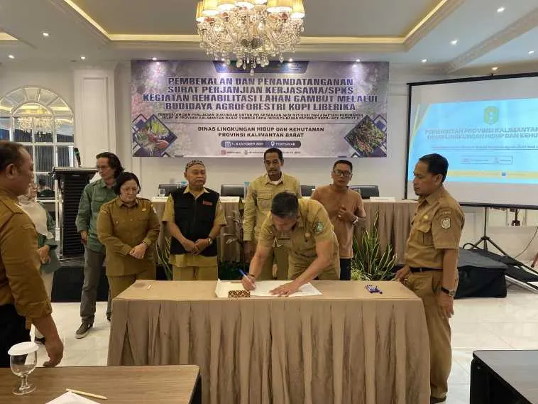 Penandatangan perjanjian kerjasama kegiatan rehabilitasi hutan dan lahan di lahan gambut yang akan dilaksanakan 9 KTH di Kalbar.
