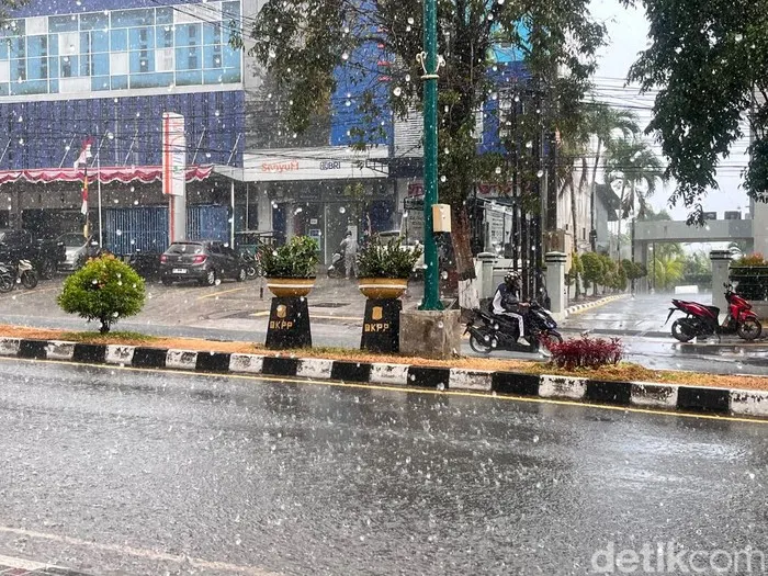 Kondisi udara di Kota Balikpapan, Kalimantan Timur setelah sempat diguyur hujan.