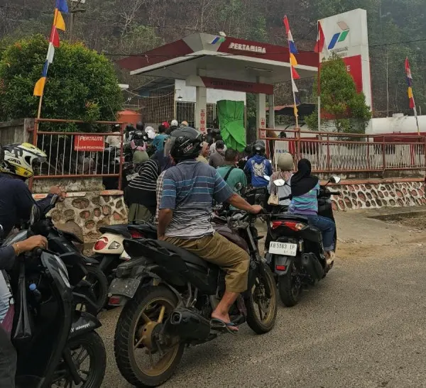 Masyarakat Sukadana, Kabupaten Kayong Utara, Kalimantan Barat, harus menghadapi kabut asap yang belum membaik di tengah kesulitan memperoleh bahan bakar minyak (BBM). Kondisi tersebut dirasakan warga di sekitar SPBN Sukadana pada Rabu (14/10/2026).