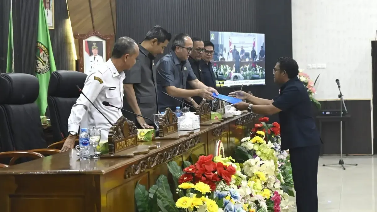 Tujuh fraksi DPRD Ketapang menyetujui dan mendukung Rancangan Peraturan Daerah (Raperda) tentang Penataan dan Pemberdayaan Pedagang Kaki Lima (PKL) serta Pengawasan dan Pengendalian Peredaran Minuman Beralkohol.