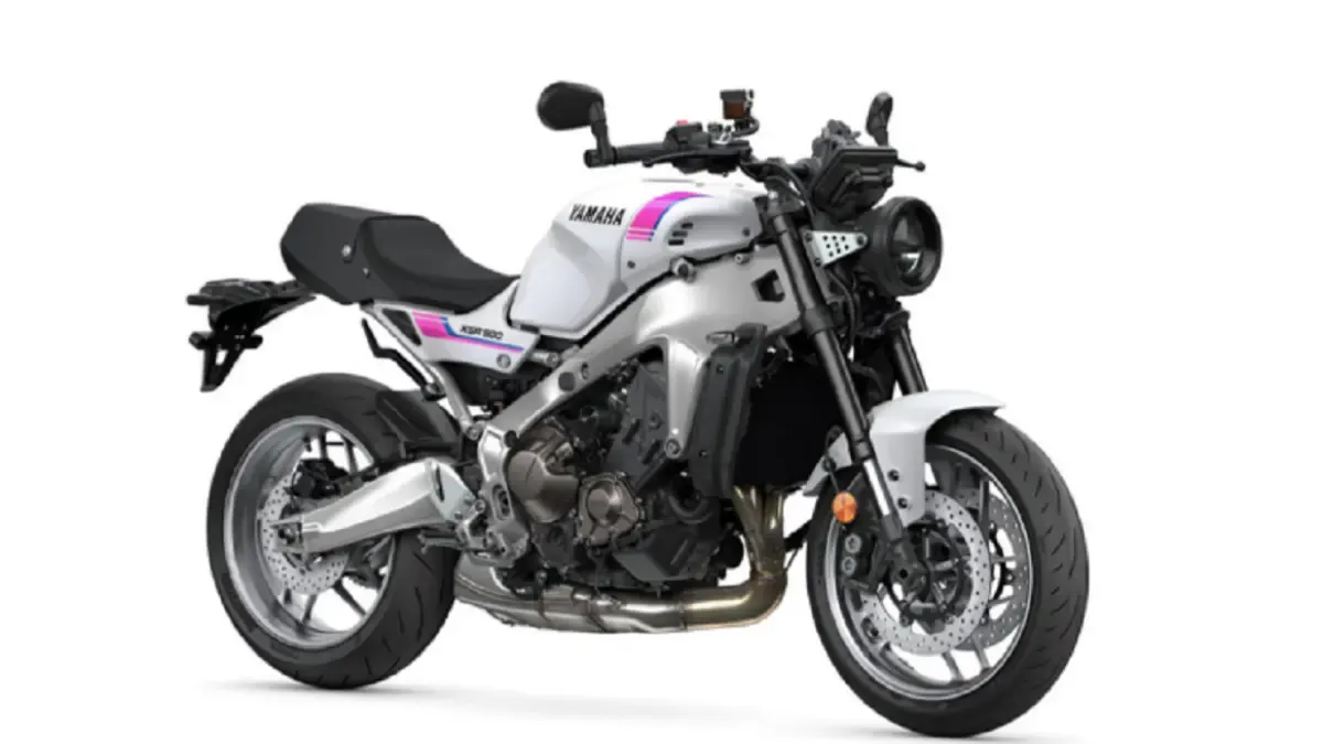 Yamaha XSR900 model 2027 dengan warna Neon White, memadukan aksen pink dan biru yang terinspirasi Yamaha YZF750R era 1990-an.