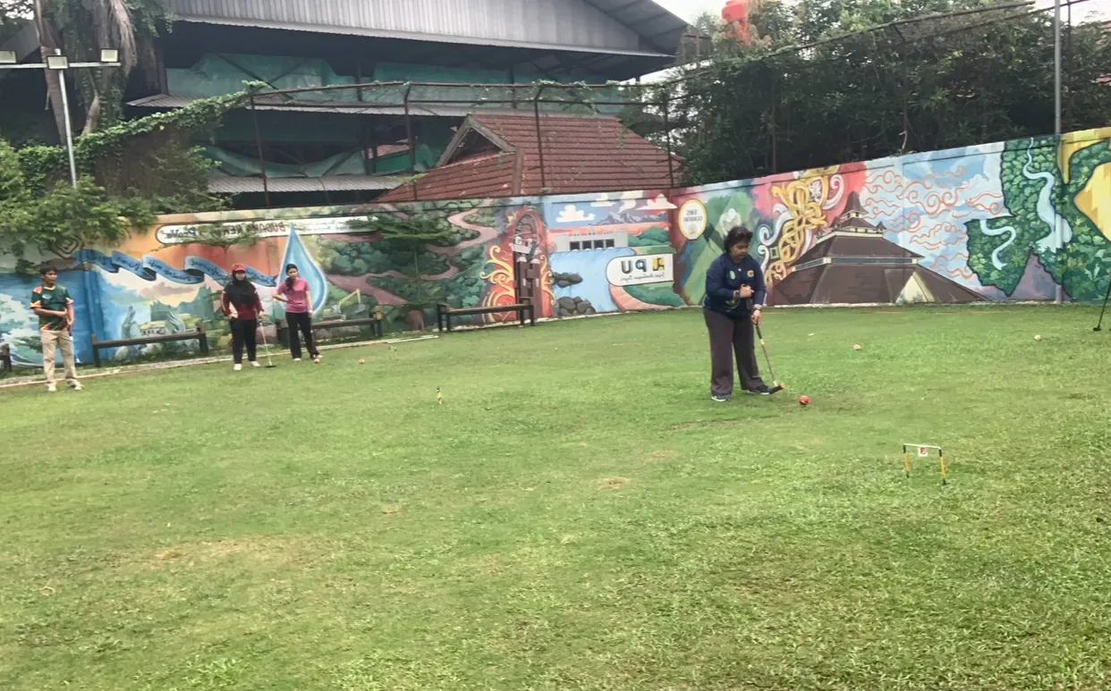 Ketua Persatuan Gateball Seluruh Indonesia (PERGATSI) Provinsi Kalbar, , Natalia Karyawati saat sedang bermain Gateball.