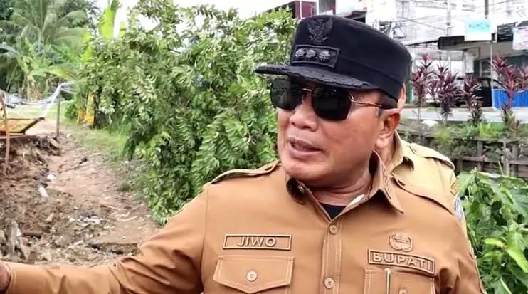 Lasarus dan Bupati Sujiwo Tinjau Lokasi di Kuala Dua, Stadion Gelora Putra Perjuangan Diperjuangkan