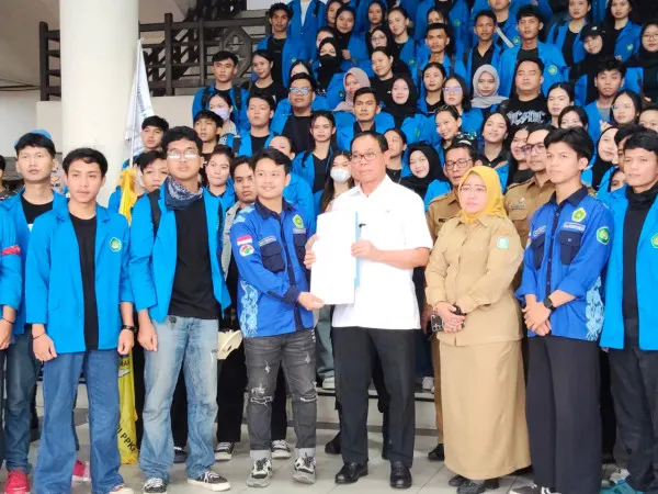 Wakil Ketua DPRD Kalimantan Barat, Prabasa Anantatur menerima tuntutan mahasiswa dalam aksi unjuk rasa yang digelar pada Selasa (20/10/2026).