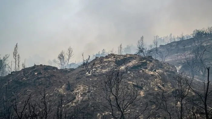 Wisata Bukit Lubang Kilat terbakar
