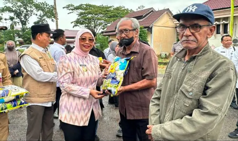 Bupati Erlina secara simbolis menyerahkan paket sembako murah saat pelaksanaan GPM di Kantor Dinas PKPP Kabupaten Mempawah, Rabu (21/10/2026).