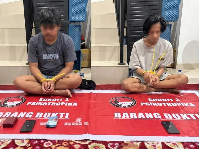 Polisi menangkap dua pemuda pengedar narkoba setelah menyamar sebagai pembeli.