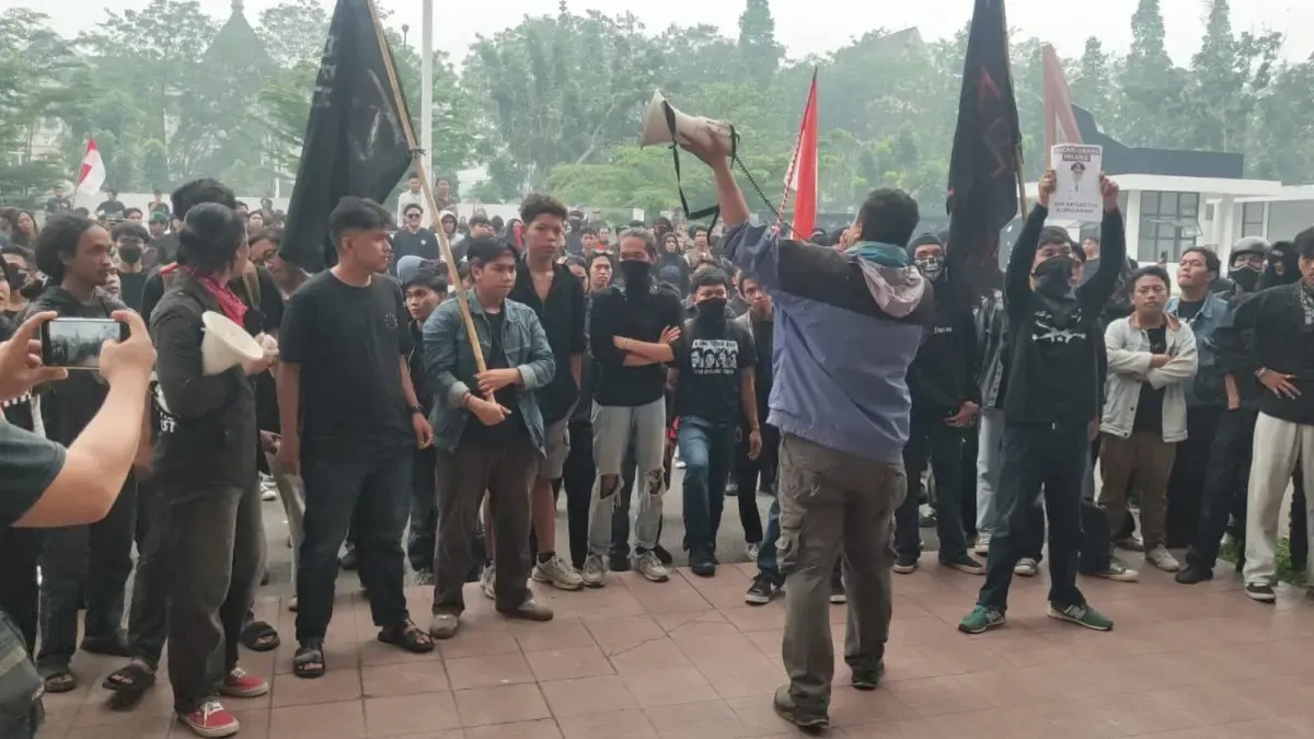 Mahasiswa dari berbagai perguruan tinggi dan organisasi kepemudaan di Kalbar menggelar unjuk rasa di kantor DPRD Kalimantan Barat pada Jumat (23/10).