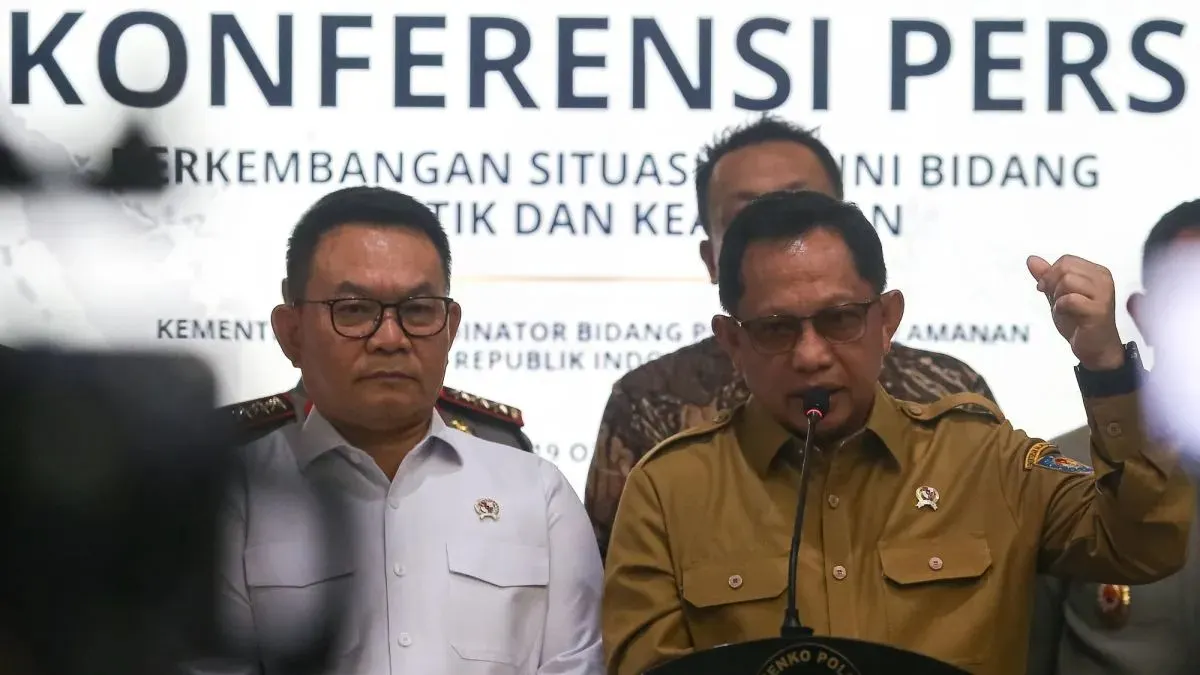 Mendagri Tito Karnavian (kanan) didampingi Menko Polkam Dudung Abdurachman (kiri) menyampaikan keterangan pers seusai menggelar rapat koordinasi tentang situasi terkini bidang politik dan keamanan di Gedung Kemenko Polkam, Jakarta, Rapat tingkat kementerian dan lembaga tersebut membahas tentang perkembangan penanganan karhutla serta beragam isu politik yang sedang berkembang saat ini.
