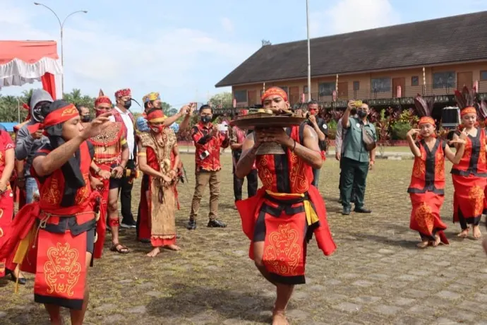 Rasa syukur atas hasil panen melimpah kembali terpancar dalam kemeriahan tradisi Naik Dango masyarakat Dayak Kanayatn di Kalimantan Barat. Tidak hanya sarat akan makna spiritual dan budaya, gelaran tahunan ini juga dimeriahkan dengan atraksi seni, lomba permainan tradisional, serta deretan UMKM lokal.