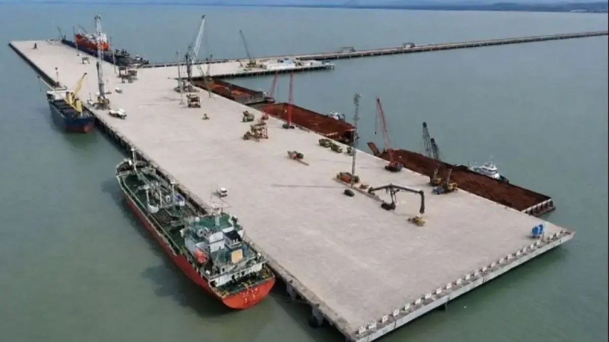 Aktivitas bongkar muat komoditas berlangsung di Terminal Kijing, Mempawah memperkuat konektivitas maritim serta mendukung distribusi komoditas dan pertumbuhan ekonomi Kalimantan Barat.