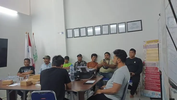 para buruh menagih 2,2 M untuk bayaran mereka.