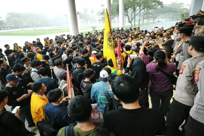 Ratusan Massa dari UPB Kota Pontianak saat menggelar Aksi Demonstrasi di depan Kantor Gubernur Kalimantan Barat, Jalan Jenderal Ahmad Yani, Kota Pontianak, Rabu 28 Oktober 2026, sore.