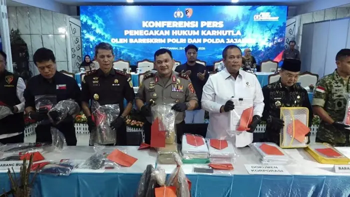 Polri menetapkan 20 korporasi sebagai tersangka dalam kasus dugaan karhutla saat jumpa pers di Polda Kalbar, Pontianak, Kamis (29/10/2026)