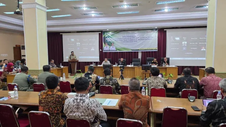 Penjabat Sekretaris Daerah Provinsi Kalimantan Barat, Hendra saat menyampaikan sambutan dalam Rapat Koordinasi Dana Perimbangan di Kantor Gubernur Kalimantan Barat, Kamis, 29 Oktober 2026.
