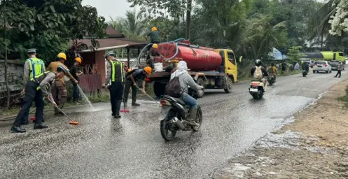 Kondisi permukaan jalan di Dusun Penyeladi Sanggau yang sempat licin akibat ceceran minyak sawit mentah dari kendaraan melintas.