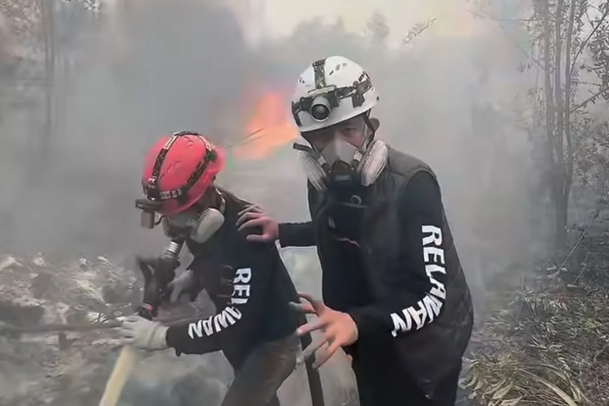 Relawan dan petugas karhutla Palangka Raya masih terus lakukan pemadaman serta pendinginan meski hujan deras sempat turun.