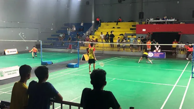Saat pertandingan berlangsung turnamen Badminton 2026 tingkat usia dini dan remaja di GOR Bulutangkis Bumi Khatulistiwa Pontianak, Kamis, 29 Oktober 2026 sore.