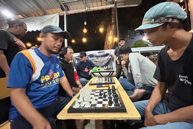 Zakaria TVRI Kalbar Juara Eksebisi Catur Antarjurnalis TV