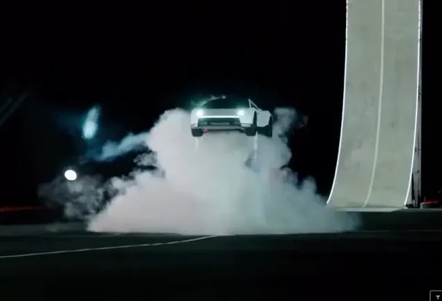 Video Tesla Roadster Terbang Jadi Sorotan, Klaim Teknologi Roket Belum Terverifikasi