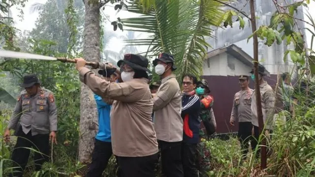Ancaman Karhutla di Kapuas: Api Dekati Rumah Warga, Petugas Lakukan Pemadaman Intensif