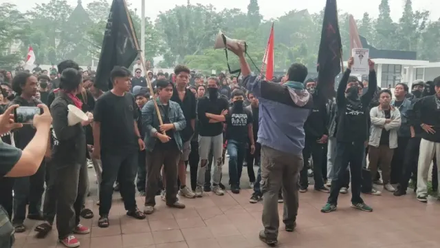 Mahasiswa Gelar Aksi di DPRD Kalbar, Soroti Anggaran Karhutla dan Dugaan KKN