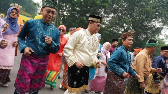 Meriahkan HUT Kota Pontianak ke-255, Ribuan Warga Menari Jepin Bersama di Tepi Sungai Kapuas