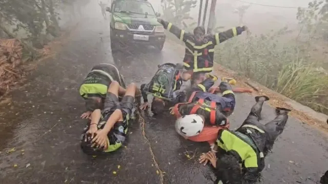 Atasi Kekeringan dan Titik Api, Relawan Karhutla di Martapura Sambut Hujan dengan Sujud Syukur